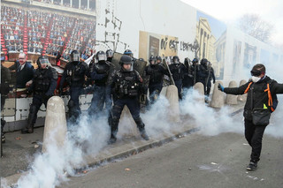 насилие протест франция полиция