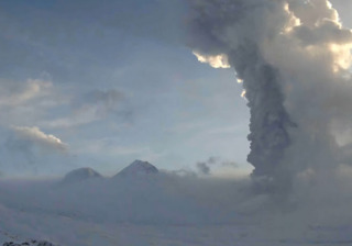 камчатка вулкан безымянный выброс столб пепл