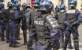нападение франция полиция авиньон стрельба