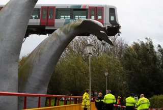 пригород роттердам, поезд скульптура хвост кит