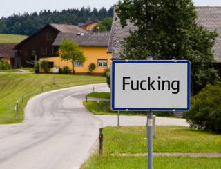 Устав от издевательств туристов деревня Fucking австрия