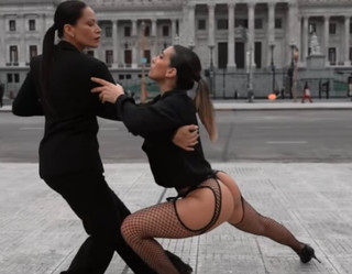 танец полуобнаженная кандидат конгресс аргентина