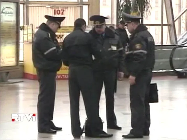 Искать порно в телефонах подростков и рисовать демотиваторы принялась минская милиция