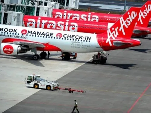 СМИ: самолет Air Asia рухнул в воду