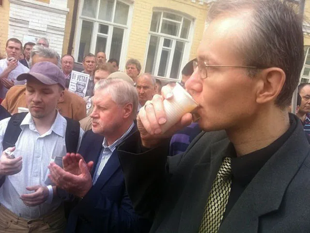Миронов подставил голодающего Шеина неосторожной репликой. ВИДЕО Миронов подставил голодающего Шеина неосторожной репликой. ВИДЕО