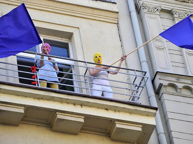 Сбежавшие девушки из Pussy Riot нашлись в Праге: "Мы вернемся и не попадемся"