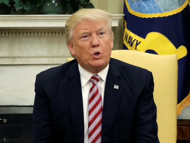 Трамп объяснил отставку главы ФБР. СМИ: Коми просил ресурсы на дело о "влиянии РФ"