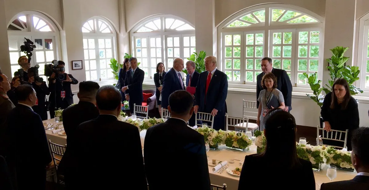 Дональд Трамп и Ким Чен Ын встретились и подписали загадочный документ