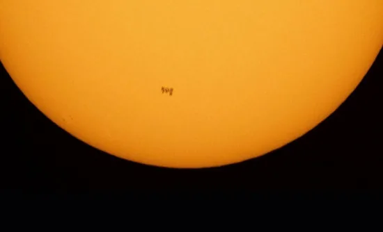 Как МКС пересекает Солнце показало NASA на ФОТО