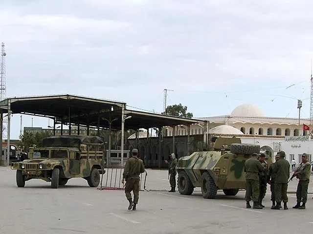 Вооруженные автоматами Калашникова в Тунисе боевики напали на военных и полицию - более 20 убитых