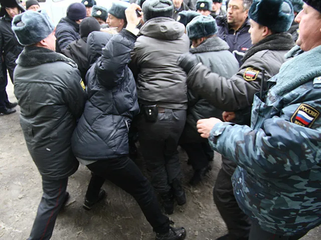 Обернулась потасовкой с полицией в Казани акция против полицейского произвола. ФОТО