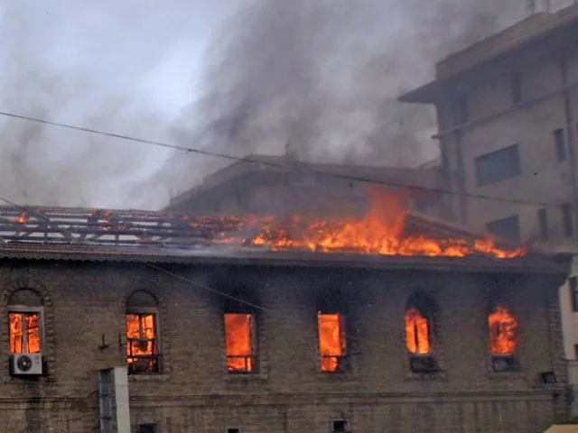 На швейной фабрике в Пакистане более 80 человек заживо сгорели