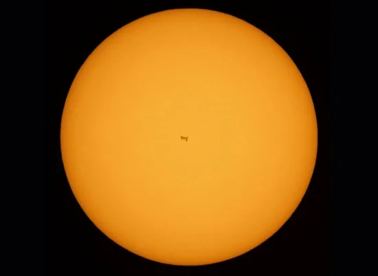 Как МКС пересекает Солнце показало NASA на ФОТО Как МКС пересекает Солнце показало NASA на ФОТО