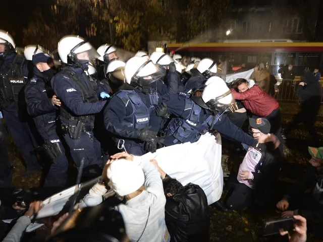 Акции протеста против ужесточения закона об абортах проходят в Польше
