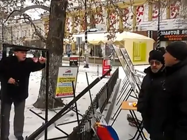 В Крыму недовольные татары разгромили выставку в честь Сталина. ВИДЕО В Крыму недовольные татары разгромили выставку в честь Сталина. ВИДЕО