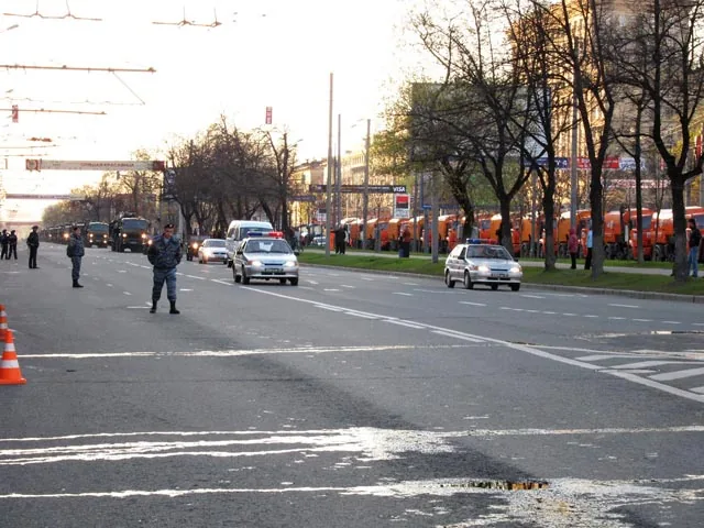 Москва в “праздничной осаде”: повсюду перекрывают улицы, в город пошли спецмашины МВД Москва в "праздничной осаде": повсюду перекрывают улицы, в город пошли спецмашины МВД
