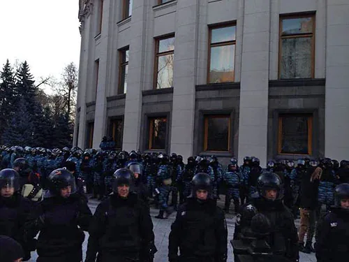 Евроукраинцы, "титушки" и "Беркут" заблокировали Раду
