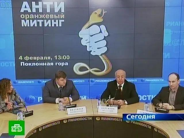 На Поклонную сгоняют даже депутатов, сенаторов и их свиту