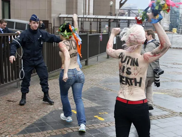 FEMEN встретили российского президента в Брюсселе - "Апокалипсис - это Путин". ВИДЕО