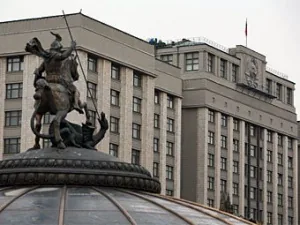 Вокруг Госдумы возводят стальной забор. Говорят, что для ремонта, а не защита от толпы