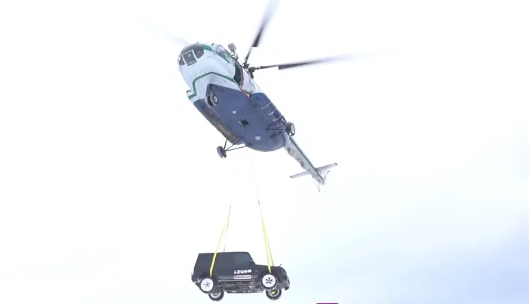 Mercedes Gelandewagen двое москвичей сбросили с вертолета. ВИДЕО Mercedes Gelandewagen двое москвичей сбросили с вертолета. ВИДЕО