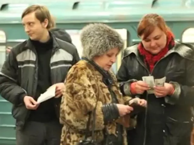 В метро поймали женщину, скупавшую открепительные. ВИДЕО В метро поймали женщину, скупавшую открепительные. ВИДЕО