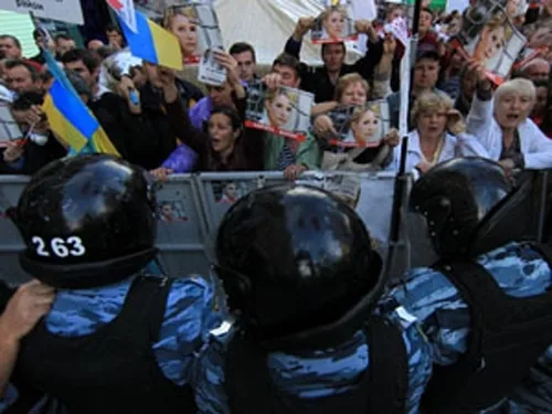 В Україні до Дня Соборності бачать занепад свободи і слабкі потуги опозиції до єднання