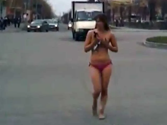 Напившись “Ягуара”, девушка устроила голый забег по городу. ВИДЕО Напившись "Ягуара", девушка устроила голый забег по городу. ВИДЕО