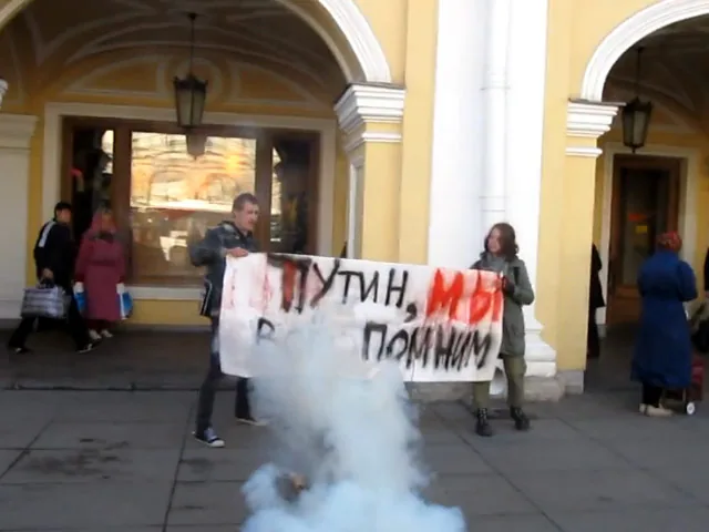 Активистов, провожавших Путина на пенсию, задержали и в Москве, и в Питере. ВИДЕО