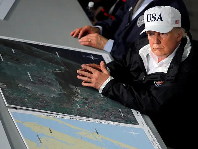 Ураган "Харви" Трамп оценил ак самое дорогостоящее стихийное бедствие в истории США
