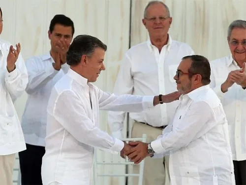 Подписали историческое соглашение о мире власти Колумбии и повстанцы из FARC