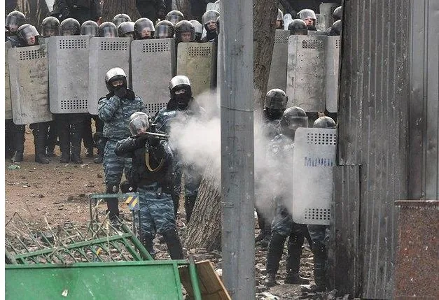 Кадры, подтверждающие применение «Беркутом» «коктейлей Молотова» и оружия, обнародованы. ФОТО Кадры, подтверждающие применение «Беркутом» «коктейлей Молотова» и оружия, обнародованы. ФОТО