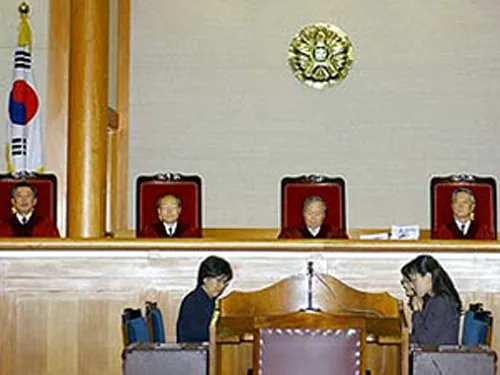 Впервые в истории в Южной Корее запрещена оппозиционная политпартия Впервые в истории в Южной Корее запрещена оппозиционная политпартия