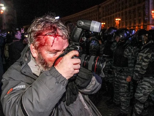 Бойцы “Беркута” намеренно били журналистов в Киеве: более 50 пострадавших Бойцы "Беркута" намеренно били журналистов в Киеве: более 50 пострадавших