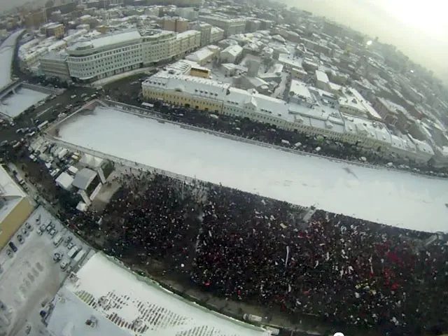Камера, сняв ВИДЕО с панорамой митинга на Болотной, пролетела 550 км и вернулась к хозяину. ВИДЕО Камера, сняв ВИДЕО с панорамой митинга на Болотной, пролетела 550 км и вернулась к хозяину. ВИДЕО
