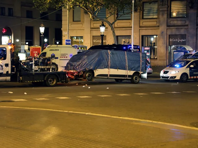 Полиция: теракт в Барселоне связан со взрывом в Альканаре и наездом на людей в Камбрильсе