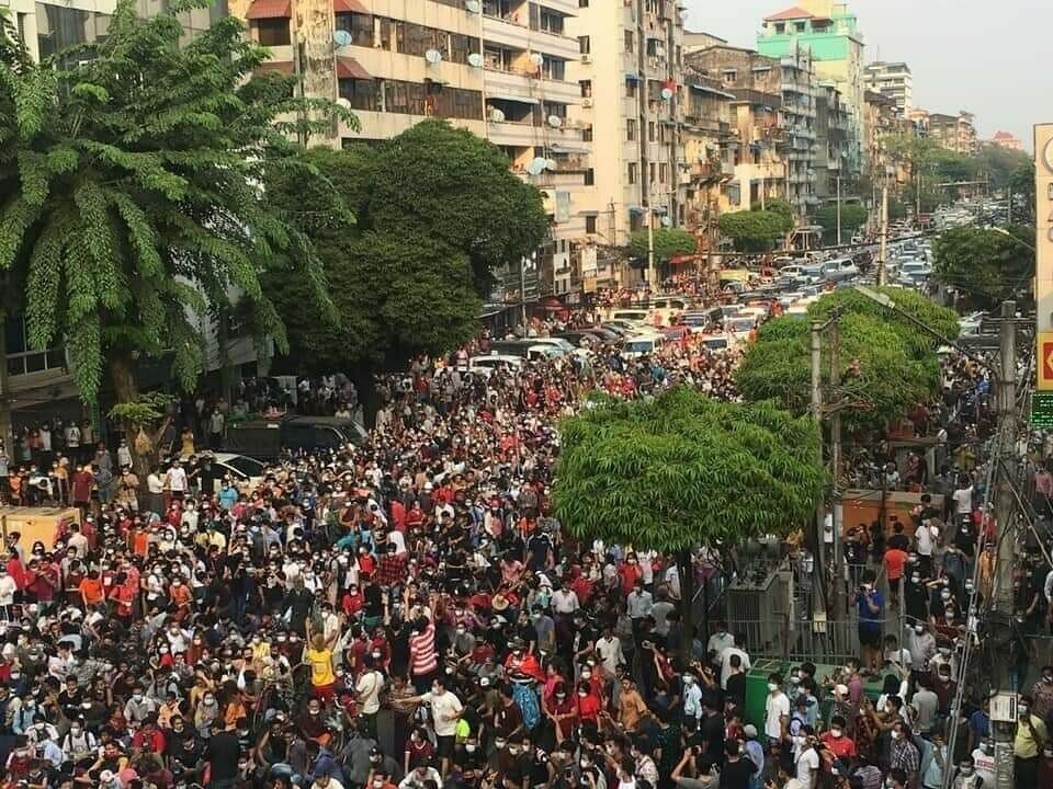 Против военного переворота в Мьянме десятки тысяч жителей вышли на улицы протестовать