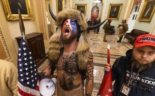 Приговорен к 41 месяцу тюрьмы "шаман QAnon", штурмовавший Капитолий