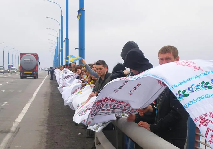 700-метровый вышитый рушнык Единения развернули через Днепр в Херсоне. ФОТО