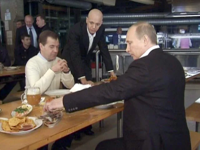 Путин и Медведев в честь 1 мая сходили на демонстрацию, а потом в пивную. Их не устроила закуска Путин и Медведев в честь 1 мая сходили на демонстрацию, а потом в пивную. Их не устроила закуска