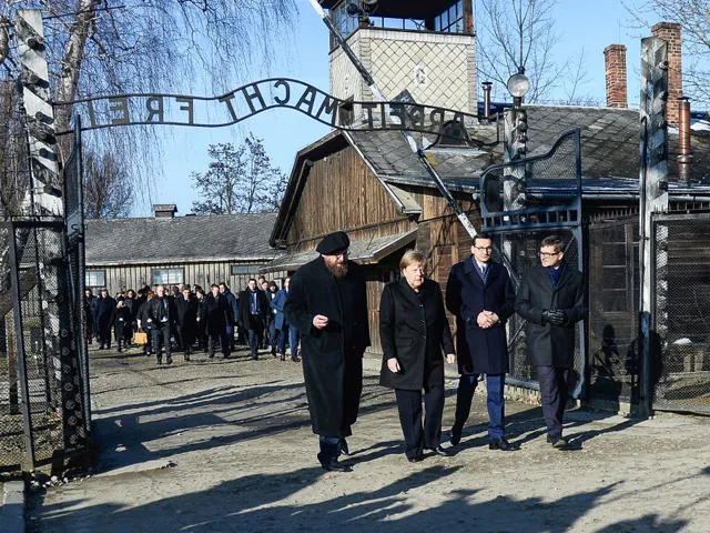 Музей лагеря смерти Освенцим в Польше впервые посетила Меркель Музей лагеря смерти Освенцим в Польше впервые посетила Меркель