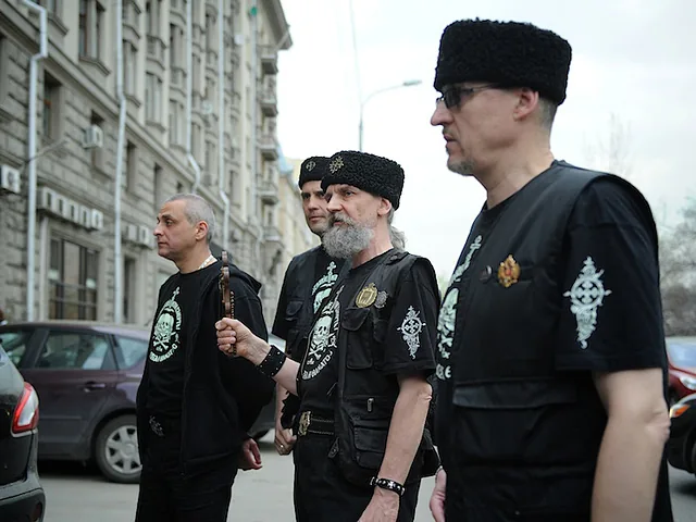 На “бесовский” фестиваль геев и лесбиянок пришли православные хоругвеносцы. ВИДЕО На "бесовский" фестиваль геев и лесбиянок пришли православные хоругвеносцы. ВИДЕО