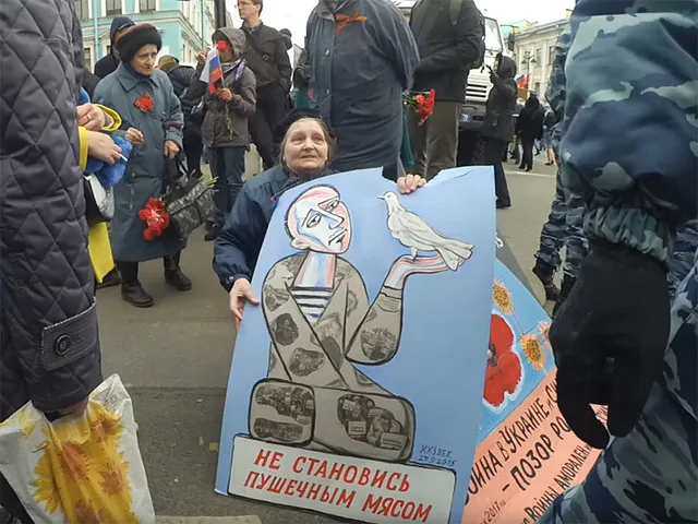 9 мая в Петербурге сторонники Путина ополчились на 71-летнюю художницу, выступившую против войны в Украине и в Сирии. ВИДЕО