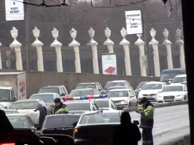 ВИДЕО провокаций во время автопробега "За честные выборы" выложили "Синие ведерки". ВИДЕО
