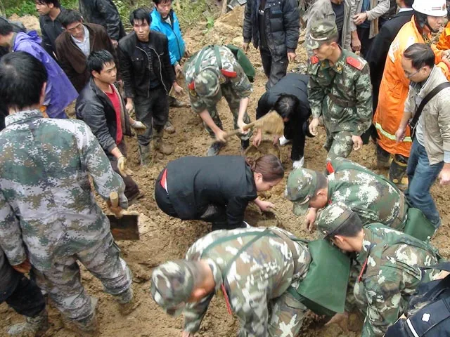 Накрыв китайскую начальную школу, поток грязи убил 18 детей Накрыв китайскую начальную школу, поток грязи убил 18 детей
