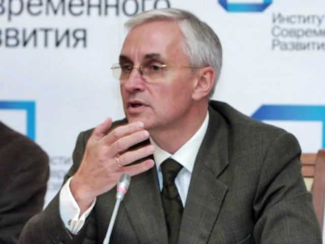Шеф "медведевского института" указал место Медведеву и припомнил Путину "ангажемент"