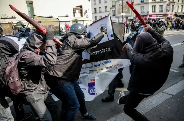 Митингующих против COVID-ограничений разгоняет полиция в Париже Митингующих против COVID-ограничений разгоняет полиция в Париже