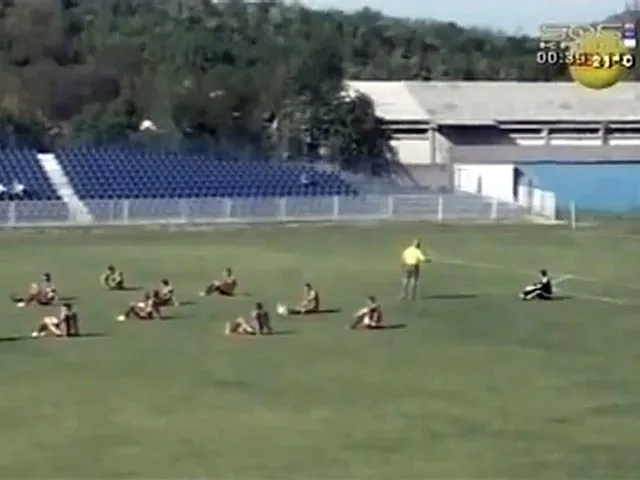 Во время матча сербские футболисты устроили сидячую забастовку. ВИДЕО
