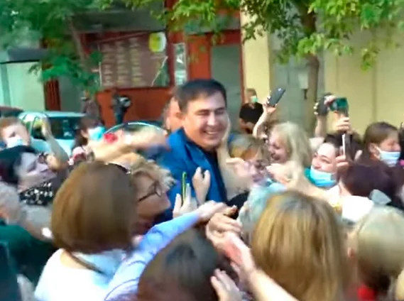 На Михаила Саакашвили в Афинах напал мужчина в капюшоне