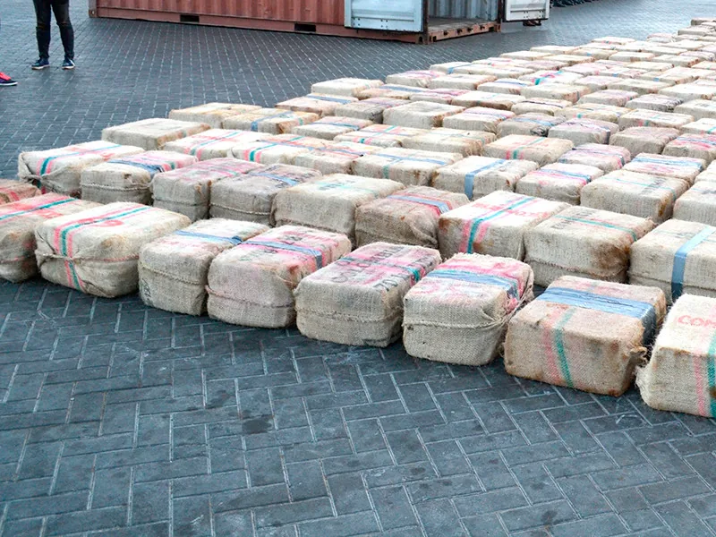11 российских моряков задержали в Кабо-Верде с 260 тюками кокаина на борту ВИДЕО 11 российских моряков задержали в Кабо-Верде с 260 тюками кокаина на борту ВИДЕО